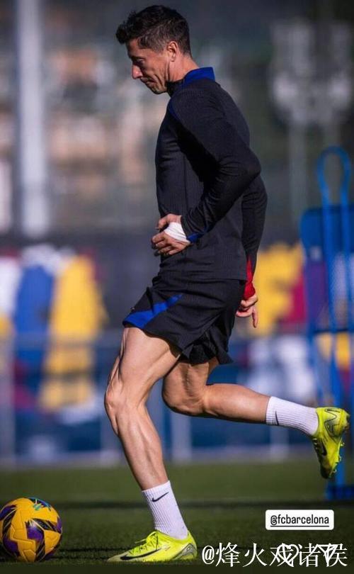 莱昂纳多社媒晒照，他把2025中超冠军纹在了自己大腿上