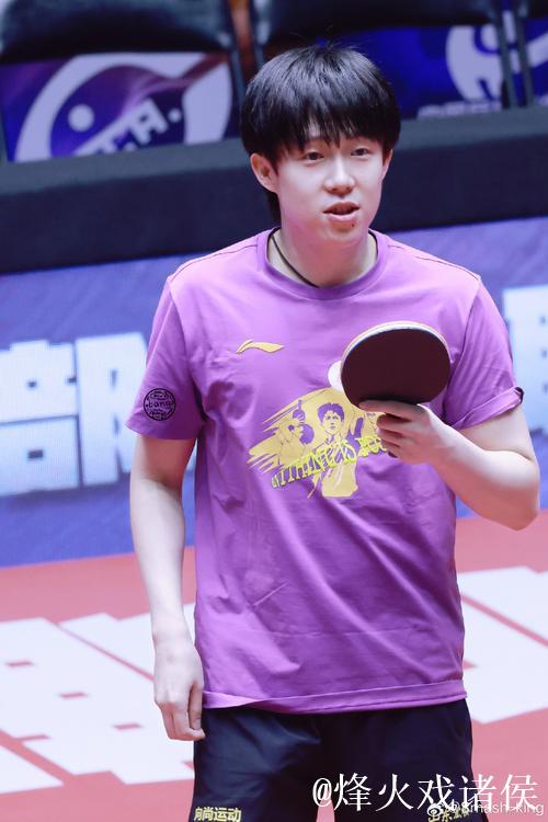 香港总决赛结束,王楚钦返回北京,媒体拍到照片令人唏嘘 香港总决赛结束,王楚钦返回北京,媒体拍到照片令人唏嘘