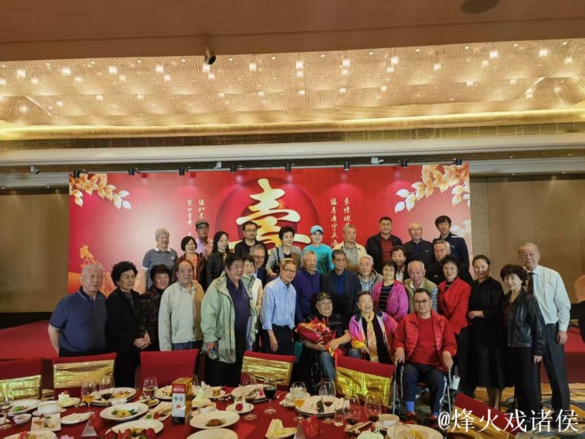 根宝再赴京为年维泗祝寿 崇明五虎当天往返话传承 根宝再赴京为年维泗祝寿 崇明五虎当天往返话传承